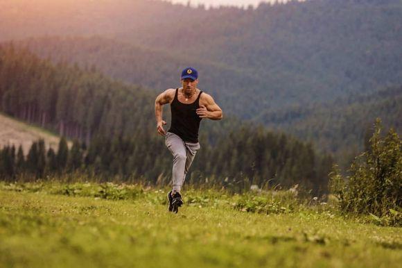 Новини Тернополя - фото з Винник в Карпатах показав м'язи в майці. Фанатки вимагають голих Винник в Карпатах показав м'язи в майці. Фанатки вимагають голих