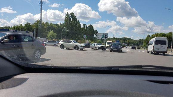 Новини Вінниці - фото з ДТП на Юності: на перехресті не розминулися іномарки Mazda  та Skoda ДТП на Юності: на перехресті не розминулися іномарки Mazda  та Skoda, фото №1 на сайті 20minut.ua