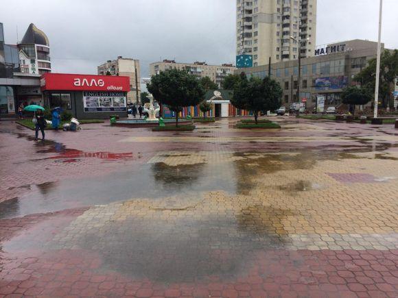 Дощові вихідні у Хмельницькому. Фото з вулиць міста, фото №6 на сайті vsim.ua