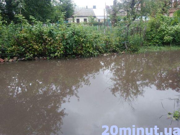 Новини Вінниці - фото з Води по коліна: на Тяжилові затопило будинки. Дісталося й Старому місту Води по коліна: на Тяжилові затопило будинки. Дісталося й Старому місту, фото №4 на сайті 20minut.ua