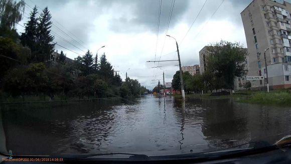 Новини Вінниці - фото з Води по коліна: на Тяжилові затопило будинки. Дісталося й Старому місту Води по коліна: на Тяжилові затопило будинки. Дісталося й Старому місту, фото №11 на сайті 20minut.ua