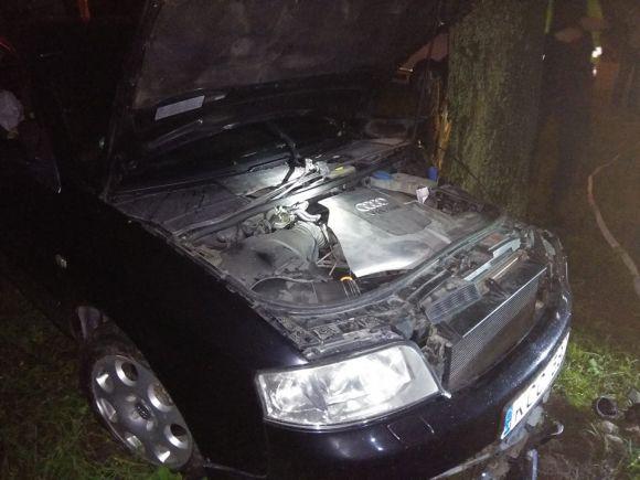 Новини Кам'янця-Подільського - фото з У Кам’янці автомобіль врізався у дерево. Водій зник з місця ДТП (ФОТО) У Кам’янці автомобіль врізався у дерево. Водій зник з місця ДТП (ФОТО), фото №2 на сайті 20minut.ua