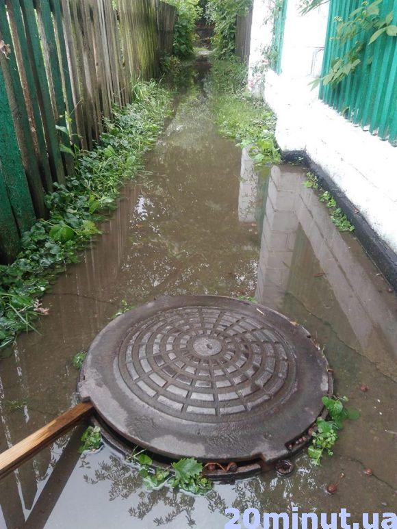 Новини Вінниці - фото з Води по коліна: на Тяжилові затопило будинки. Дісталося й Старому місту Води по коліна: на Тяжилові затопило будинки. Дісталося й Старому місту, фото №6 на сайті 20minut.ua