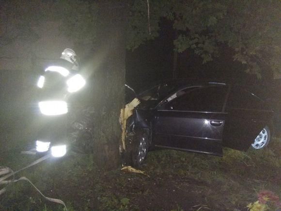 Новини Кам'янця-Подільського - фото з У Кам’янці автомобіль врізався у дерево. Водій зник з місця ДТП (ФОТО) У Кам’янці автомобіль врізався у дерево. Водій зник з місця ДТП (ФОТО), фото №1 на сайті 20minut.ua