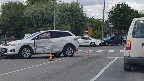 Новини Вінниці - фото з ДТП на Юності: на перехресті не розминулися іномарки Mazda  та Skoda ДТП на Юності: на перехресті не розминулися іномарки Mazda  та Skoda, фото №2 на сайті 20minut.ua