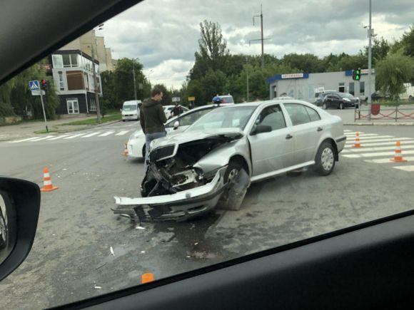 Новини Вінниці - фото з ДТП на Юності: на перехресті не розминулися іномарки Mazda  та Skoda ДТП на Юності: на перехресті не розминулися іномарки Mazda  та Skoda, фото №4 на сайті 20minut.ua