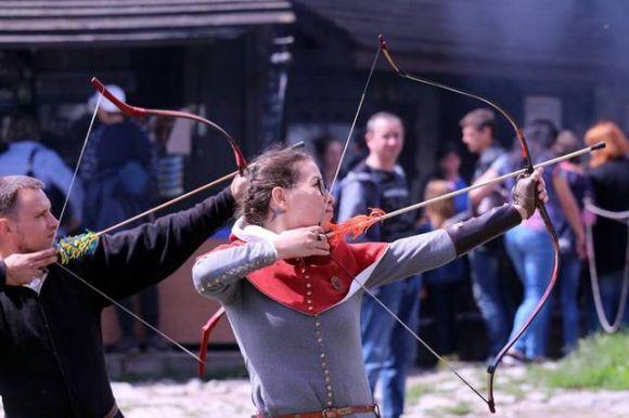 У Старому замку Кам’янця у середньовічному вбранні стріляли лучники (ФОТО), фото №3 на сайті 20minut.ua