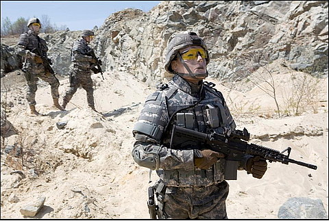 Фильм "Клоны": "Как спасти человечество, если единственный реальный человек - ты?", фото №2 на сайті 20minut.ua