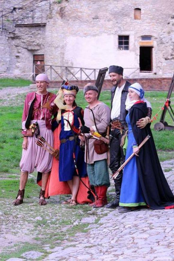 У Старому замку Кам’янця у середньовічному вбранні стріляли лучники (ФОТО), фото №1 на сайті 20minut.ua