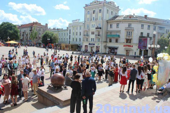 Новини Тернополя - фото з Фото дня: на Театралці понад сотня випускників радіють отриманим дипломам Фото дня: на Театралці понад сотня випускників радіють отриманим дипломам, фото №2 на сайті 20minut.ua
