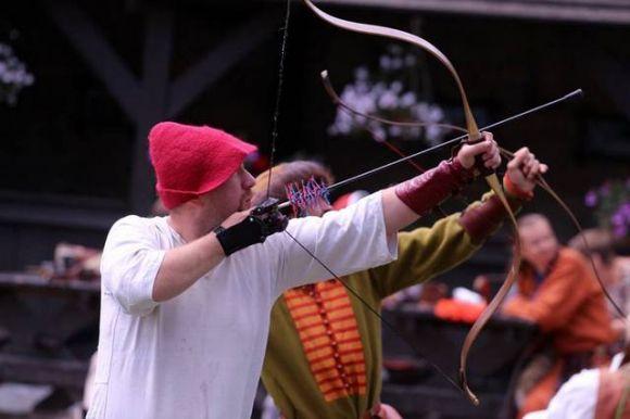 У Старому замку Кам’янця у середньовічному вбранні стріляли лучники (ФОТО), фото №2 на сайті 20minut.ua
