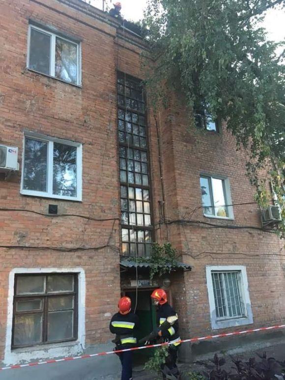 Наслідки негоди: рятувальники прибирали повалені дерева та відкачували воду з будинків, фото №3 на сайті 20minut.ua