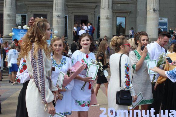 Новини Тернополя - фото з Фото дня: на Театралці понад сотня випускників радіють отриманим дипломам Фото дня: на Театралці понад сотня випускників радіють отриманим дипломам, фото №1 на сайті 20minut.ua