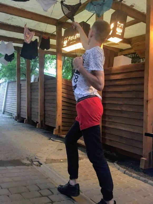 Новини Тернополя - фото з З трусами в руках: як депутат міської ради надихнув на незвичну ідею для вечірки З трусами в руках: як депутат міської ради надихнув на незвичну ідею для вечірки, фото №1 на сайті 20minut.ua