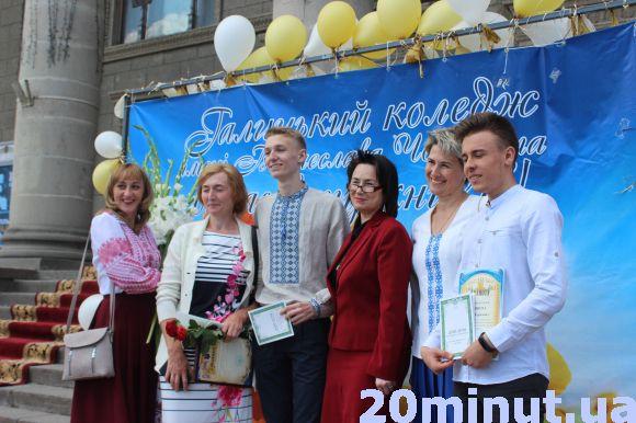 Новини Тернополя - фото з Фото дня: на Театралці понад сотня випускників радіють отриманим дипломам Фото дня: на Театралці понад сотня випускників радіють отриманим дипломам, фото №3 на сайті 20minut.ua