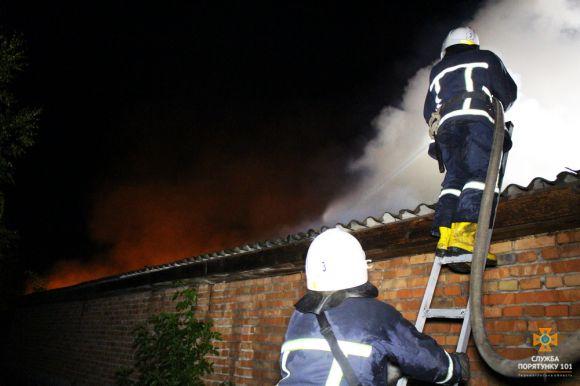 На Тернопільщині масштабну пожежу гасили 33 рятувальники, фото №2 на сайті 20minut.ua