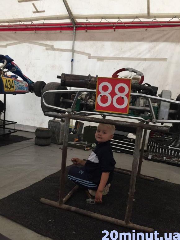 Новини Тернополя - фото з Після садочка 4-річний Едуард йде до тата в гараж - ремонтувати свій карт і мотоцикл Після садочка 4-річний Едуард йде до тата в гараж - ремонтувати свій карт і мотоцикл, фото №2 на сайті 20minut.ua