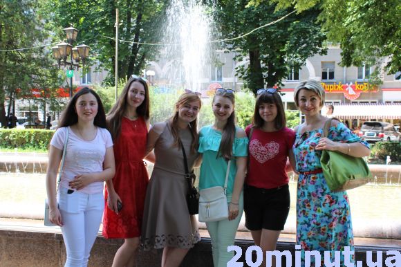 Фонтан навколо себе зібрав іменинницю, 2-річну Яну, бабусю з внуками та іноземців, фото №1 на сайті 20minut.ua