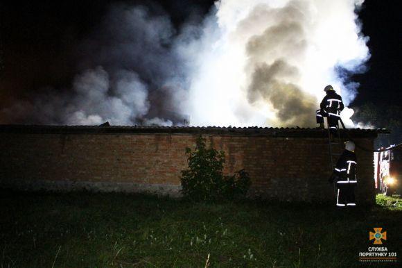 На Тернопільщині масштабну пожежу гасили 33 рятувальники, фото №1 на сайті 20minut.ua