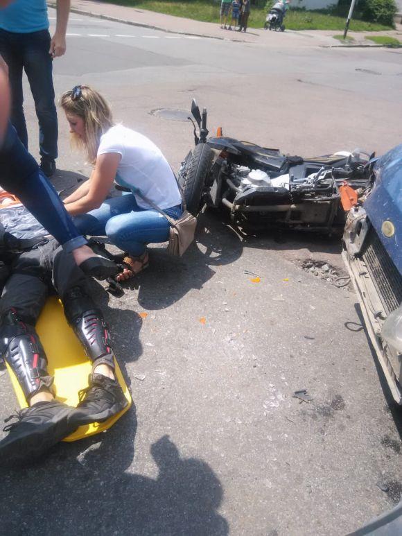 Моторошне ДТП на розі вулиць Ріхтера та  Шевченка: постраждав мотоцикліст, фото №1 на сайті 20minut.ua