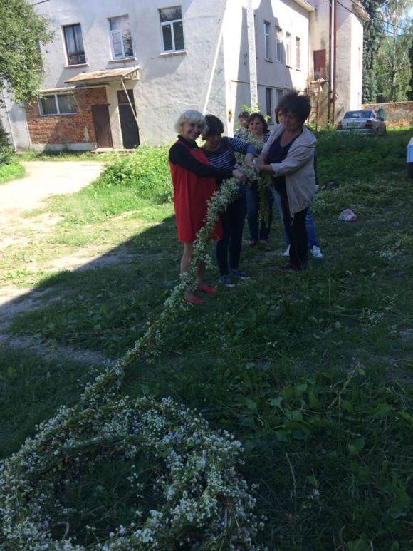 Новини Тернополя - фото з Фото дня: у Теребовлі плетуть найбільший в Україні Купальський вінок Фото дня: у Теребовлі плетуть найбільший в Україні Купальський вінок, фото №2 на сайті 20minut.ua