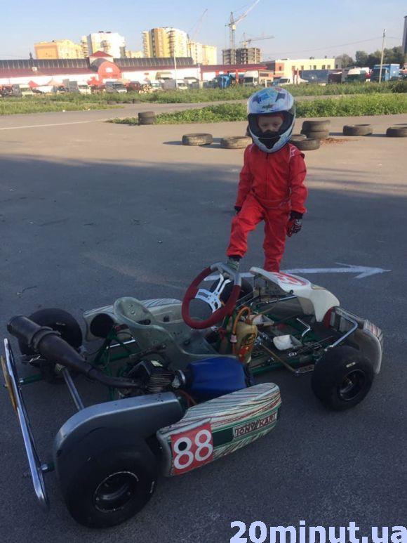 Новини Тернополя - фото з Після садочка 4-річний Едуард йде до тата в гараж - ремонтувати свій карт і мотоцикл Після садочка 4-річний Едуард йде до тата в гараж - ремонтувати свій карт і мотоцикл, фото №1 на сайті 20minut.ua