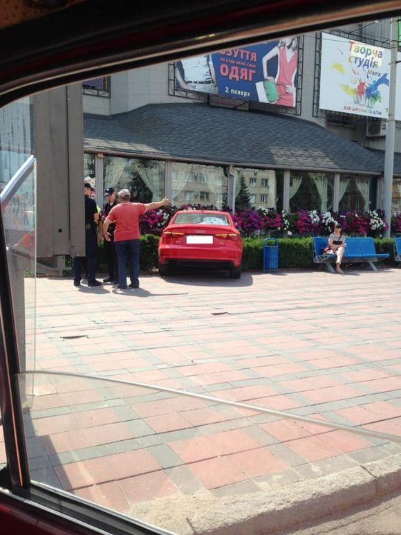 Новини Вінниці - фото з На Пирогова «Ауді» протаранило два авто, знесло лавочку та в'їхало у ресторан На Пирогова «Ауді» протаранило два авто, знесло лавочку та в'їхало у ресторан, фото №2 на сайті 20minut.ua