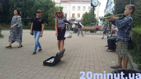 Новини Тернополя - фото з «Йому треба грати на весільних церемоніях». Як школяр розважав тернополян «Йому треба грати на весільних церемоніях». Як школяр розважав тернополян, фото №3 на сайті 20minut.ua