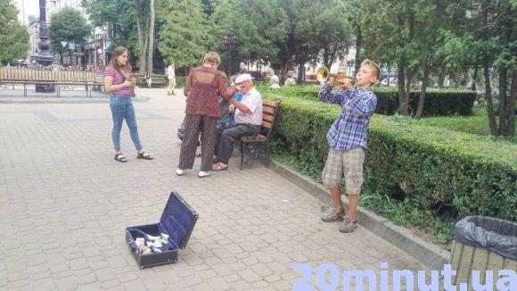 Новини Тернополя - фото з «Йому треба грати на весільних церемоніях». Як школяр розважав тернополян «Йому треба грати на весільних церемоніях». Як школяр розважав тернополян, фото №1 на сайті 20minut.ua