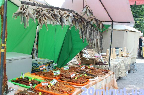 Новини Тернополя - фото з У парку Шевченка - багато риби. Розпочинається фестиваль "Короп-фест" У парку Шевченка - багато риби. Розпочинається фестиваль "Короп-фест", фото №1 на сайті 20minut.ua