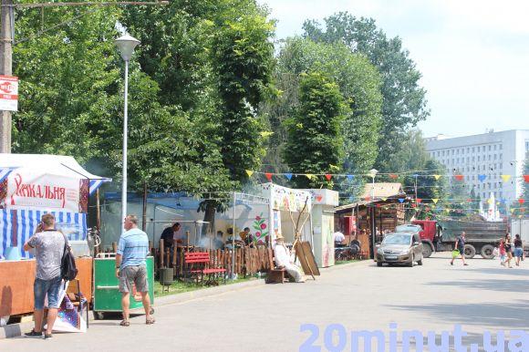 Новини Тернополя - фото з У парку Шевченка - багато риби. Розпочинається фестиваль "Короп-фест" У парку Шевченка - багато риби. Розпочинається фестиваль "Короп-фест", фото №3 на сайті 20minut.ua