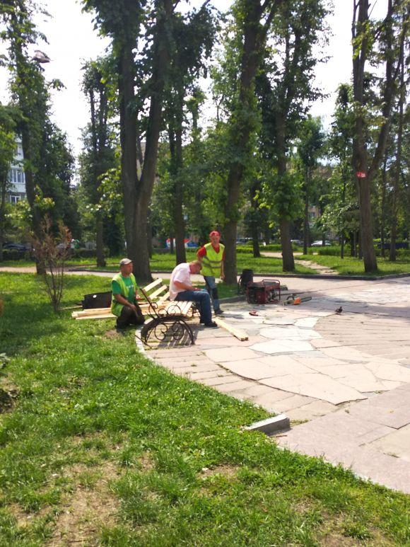 Новини Житомира - фото з Фотофакт: на Замковій горі ремонтують лавки Фотофакт: на Замковій горі ремонтують лавки, фото №1 на сайті 20minut.ua