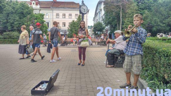 Новини Тернополя - фото з «Йому треба грати на весільних церемоніях». Як школяр розважав тернополян «Йому треба грати на весільних церемоніях». Як школяр розважав тернополян, фото №6 на сайті 20minut.ua