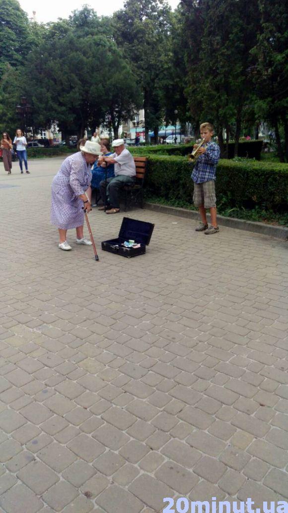 Новини Тернополя - фото з «Йому треба грати на весільних церемоніях». Як школяр розважав тернополян «Йому треба грати на весільних церемоніях». Як школяр розважав тернополян, фото №5 на сайті 20minut.ua