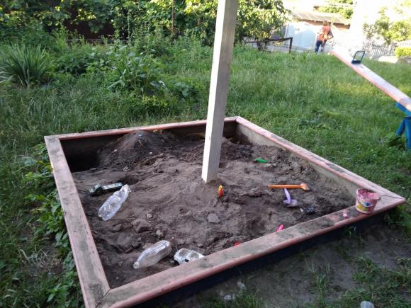 Новини Хмельницького - фото з Пісочниці у дворах Хмельницького не перевіряють, а інколи і оновити забувають C:\Users\Користувач\Desktop\Пісочниці\IMG_20180705_193230.jpg