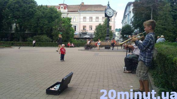 Новини Тернополя - фото з «Йому треба грати на весільних церемоніях». Як школяр розважав тернополян «Йому треба грати на весільних церемоніях». Як школяр розважав тернополян, фото №4 на сайті 20minut.ua