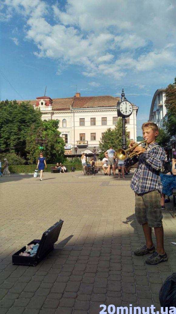 Новини Тернополя - фото з «Йому треба грати на весільних церемоніях». Як школяр розважав тернополян «Йому треба грати на весільних церемоніях». Як школяр розважав тернополян, фото №2 на сайті 20minut.ua