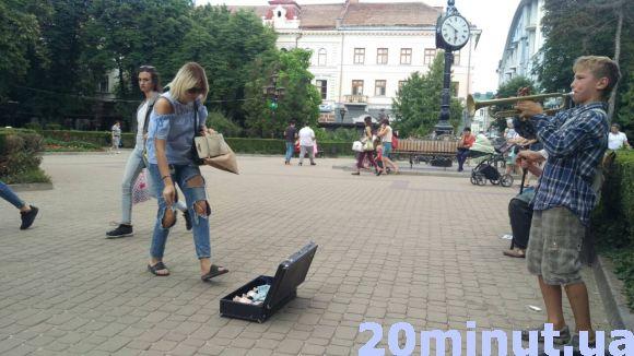 Новини Тернополя - фото з «Йому треба грати на весільних церемоніях». Як школяр розважав тернополян «Йому треба грати на весільних церемоніях». Як школяр розважав тернополян, фото №7 на сайті 20minut.ua