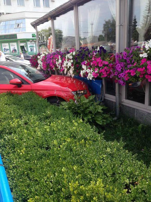 Новини Вінниці - фото з На Пирогова «Ауді» протаранило два авто, знесло лавочку та в'їхало у ресторан На Пирогова «Ауді» протаранило два авто, знесло лавочку та в'їхало у ресторан, фото №1 на сайті 20minut.ua