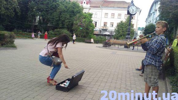 Новини Тернополя - фото з «Йому треба грати на весільних церемоніях». Як школяр розважав тернополян «Йому треба грати на весільних церемоніях». Як школяр розважав тернополян, фото №8 на сайті 20minut.ua