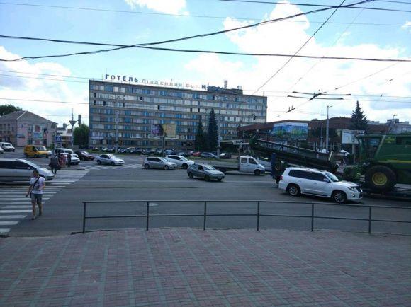 Новини Вінниці - фото з Замостя поринуло у затор. Вантажівка, що перевозила комбайн, обірвала тролейбусні електролінії Замостя поринуло у затор. Вантажівка, що перевозила комбайн, обірвала тролейбусні електролінії, фото №3 на сайті 20minut.ua