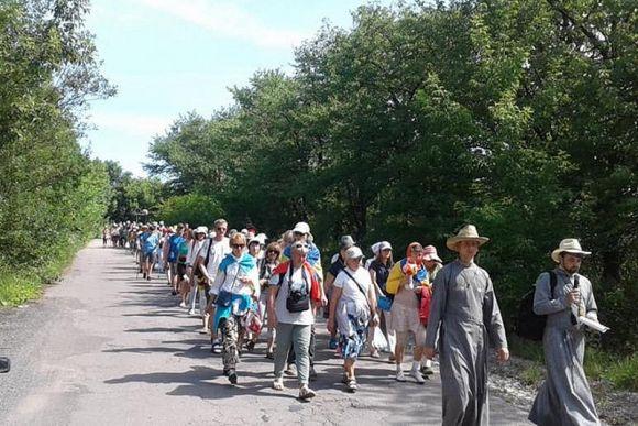 Новини Хмельницького - фото з Всеукраїнська проща: хмельничани пішки йдуть до Зарваниці, де молитимуться за мир та сім'ю Всеукраїнська проща: хмельничани пішки йдуть до Зарваниці, де молитимуться за мир та сім'ю, фото №1 на сайті vsim.ua