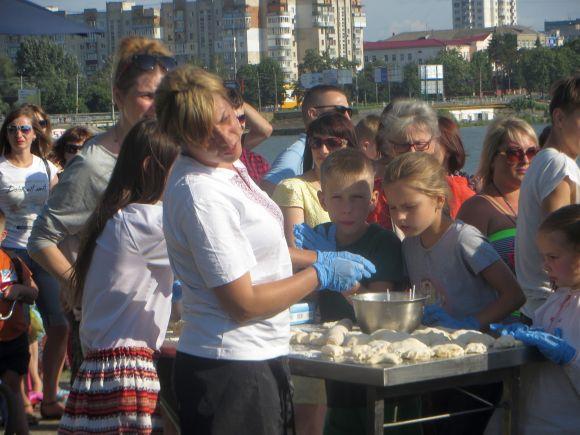 Новини Хмельницького - фото з У черзі за безкоштовним: на пляжі у Хмельницькому роздавали вареники У черзі за безкоштовним: на пляжі у Хмельницькому роздавали вареники, фото №6 на сайті vsim.ua