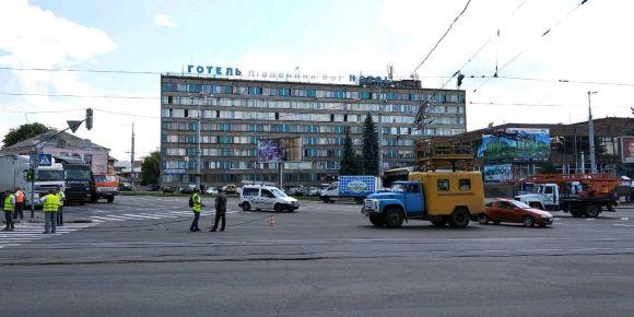 Новини Вінниці - фото з Замостя поринуло у затор. Вантажівка, що перевозила комбайн, обірвала тролейбусні електролінії Замостя поринуло у затор. Вантажівка, що перевозила комбайн, обірвала тролейбусні електролінії, фото №1 на сайті 20minut.ua