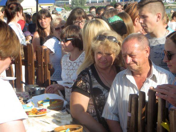 Новини Хмельницького - фото з У черзі за безкоштовним: на пляжі у Хмельницькому роздавали вареники У черзі за безкоштовним: на пляжі у Хмельницькому роздавали вареники, фото №1 на сайті vsim.ua