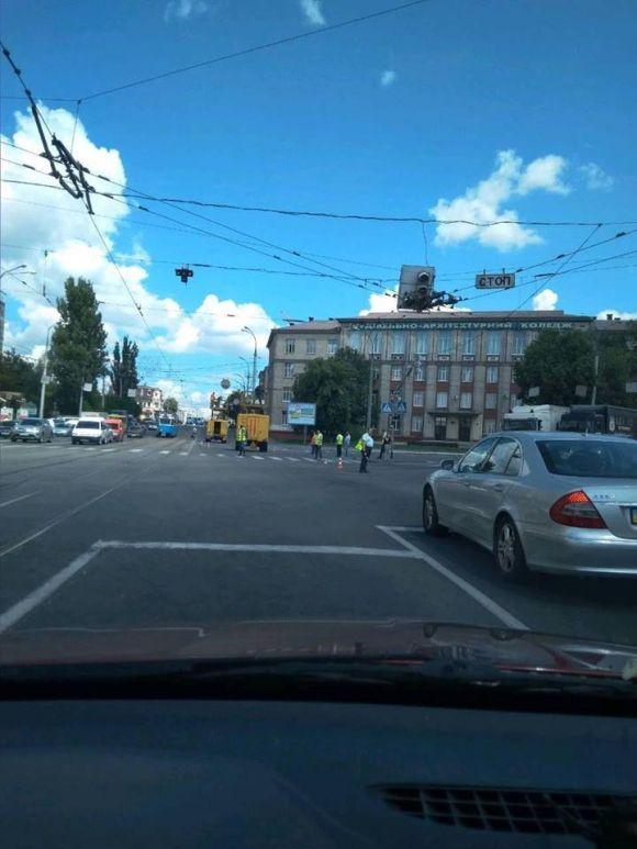 Новини Вінниці - фото з Замостя поринуло у затор. Вантажівка, що перевозила комбайн, обірвала тролейбусні електролінії Замостя поринуло у затор. Вантажівка, що перевозила комбайн, обірвала тролейбусні електролінії, фото №2 на сайті 20minut.ua