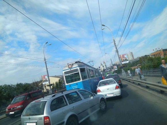 Через ДТП перед Центральним мостом зупинились трамваї та виникла «тянучка», фото №3 на сайті 20minut.ua