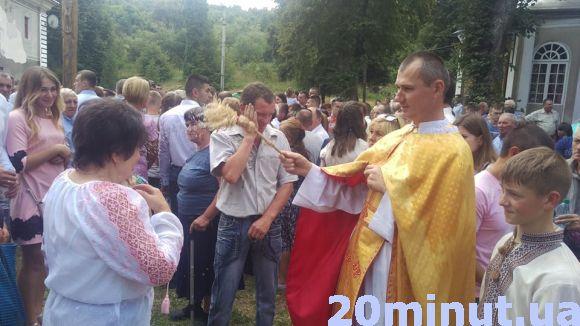 Новини Тернополя - фото з Проща у Краснопущі зібрала сотні вірян