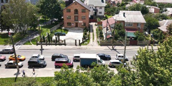 Новини Вінниці - фото з Замостя поринуло у затор. Вантажівка, що перевозила комбайн, обірвала тролейбусні електролінії Замостя поринуло у затор. Вантажівка, що перевозила комбайн, обірвала тролейбусні електролінії, фото №4 на сайті 20minut.ua