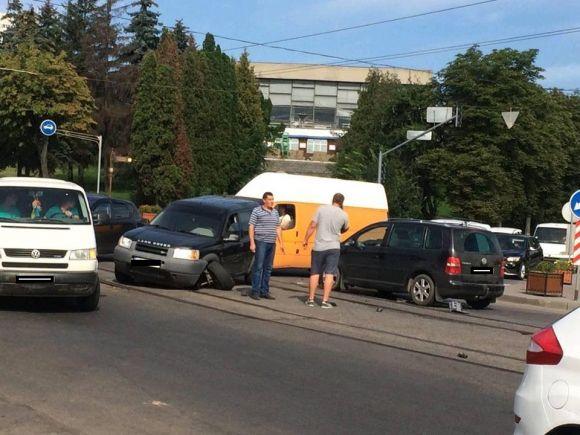 Через ДТП перед Центральним мостом зупинились трамваї та виникла «тянучка», фото №1 на сайті 20minut.ua